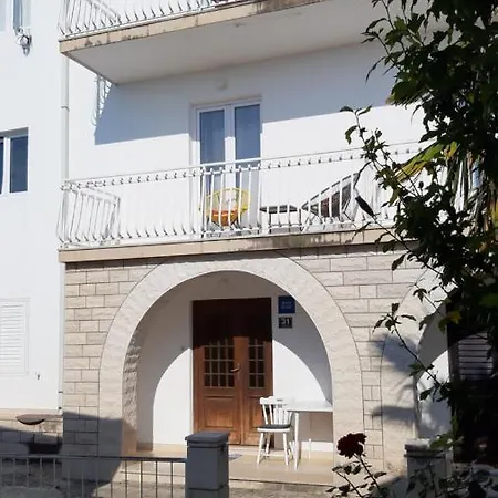 Lara Apartmán *